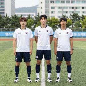 옌스 카스트로프 한국 대표팀 유니폼을 입고 경기장에 서 있는 모습