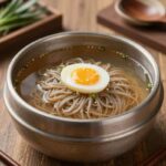 젠슨황 우래옥 방문 평냉 맛집 후기 우래옥 평양물냉면 메밀면과 고명이 담긴 그릇