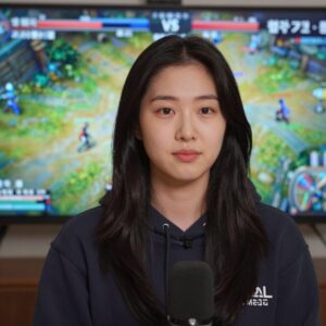 지승현이 유튜브 방송을 진행하는 모습. 철권 게임 화면이 보이고 편안한 표정으로 카메라를 응시하고 있다.