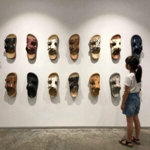 2026년 여름 주니어 샌들 다양한 디자인과 소재 전시