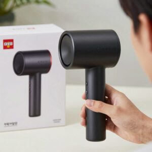 블랙춘 디자인의 카카오프렌즈 핸디선풍기를 손에 쥐고 있는 모습, 깔끔한 박스와 제품의 크기를 보여줌