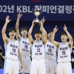 부산 KCC 선수들이 우승 트로피를 들고 환호하는 모습. 2026년 KBL 챔피언결정전 우승 세리머니