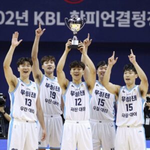 부산 KCC 선수들이 우승 트로피를 들고 환호하는 모습. 2026년 KBL 챔피언결정전 우승 세리머니