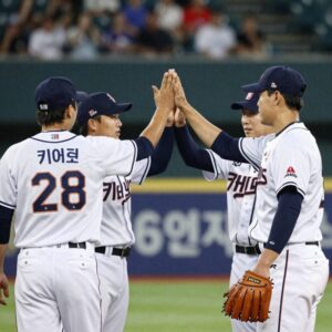 키움 히어로즈 선수들이 2026년 6월 14일 경기 승리 후 하이파이브를 나누는 모습