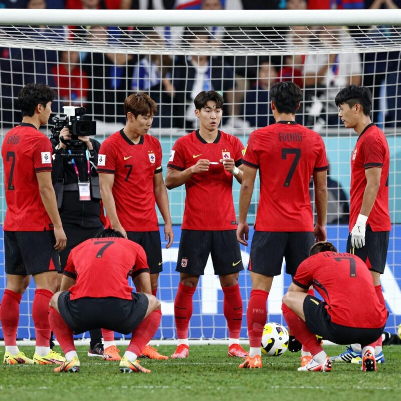 한국 축구 대표팀 손흥민이 체코전에서 골을 넣고 동료들과 세리머니를 하고 있다
