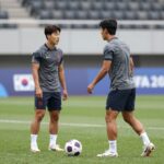 월드컵 첫승 한국 멕시코전 대비 2026 FIFA 북중미 월드컵 한국 대표팀의 멕시코전을 앞둔 훈련 모습, 황인범과 손흥민이 대화하는 장면