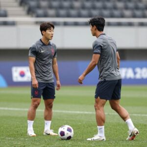 2026 FIFA 북중미 월드컵 한국 대표팀의 멕시코전을 앞둔 훈련 모습, 황인범과 손흥민이 대화하는 장면