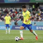 2025년 10월 서울월드컵경기장에서 열린 대한민국과 브라질의 축구 평가전 경기 장면, 손흥민이 공을 다루고 있다.