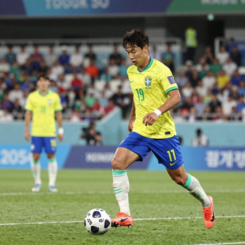2025년 10월 서울월드컵경기장에서 열린 대한민국과 브라질의 축구 평가전 경기 장면, 손흥민이 공을 다루고 있다.