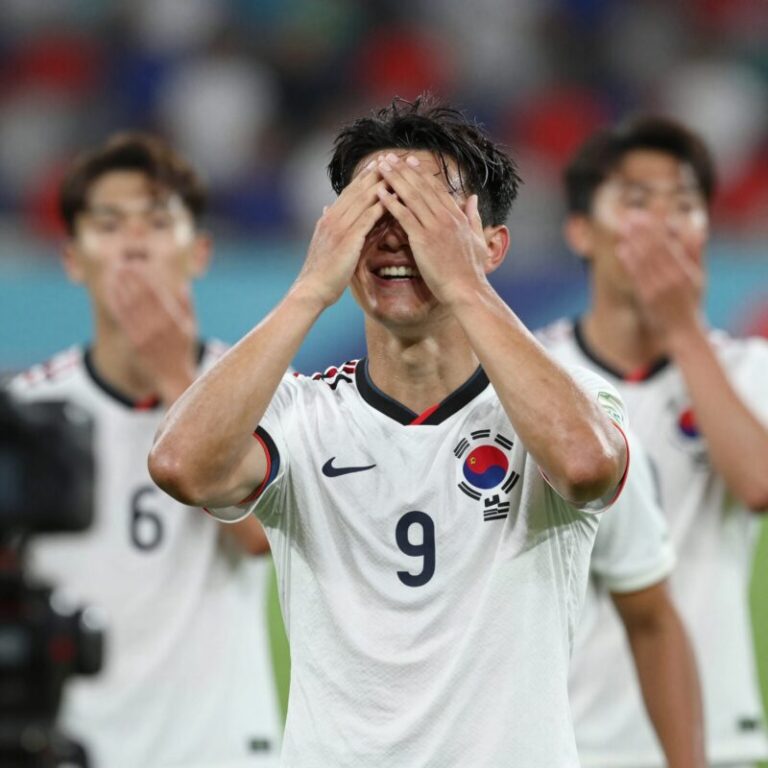 대한민국 축구 대표팀이 체코와의 월드컵 경기에서 역전승을 거둔 후 기뻐하는 모습