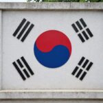 6.25 76주년 의미와 교훈 6.25 전쟁 기념비와 태극기, 평화 상징 비둘기 이미지