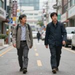 이상윤 법륜로드 1화 기독교 출연자 인도여행 이상윤과 법륜스님이 인도 거리를 걷는 모습