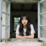 러브버그가 베란다 창문에 붙어 있는 모습