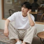 2026 남자 린넨팬츠 고르는 법과 코디 남자 린넨 와이드 팬츠를 입고 여름 카페에 앉아 있는 모습, 시원하고 캐주얼한 스타일