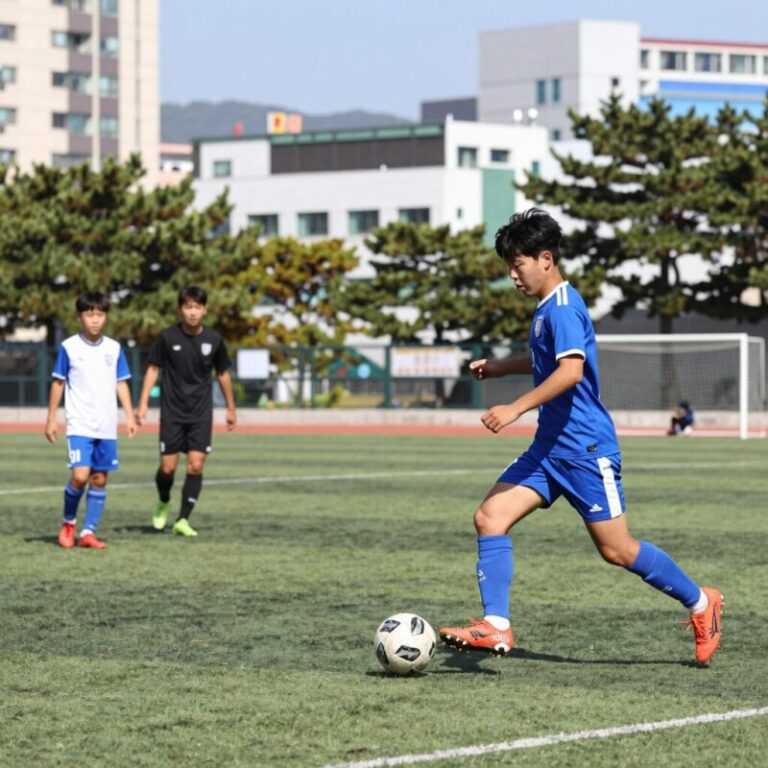 맨끝줄소년 축구 경기 장면