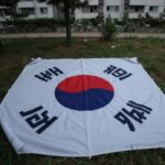 아파트 베란다에 태극기를 조기로 게양한 모습. 깃봉에서 깃면 세로 길이만큼 내려져 있다.