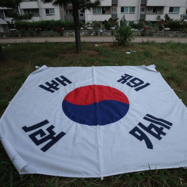 아파트 베란다에 태극기를 조기로 게양한 모습. 깃봉에서 깃면 세로 길이만큼 내려져 있다.