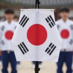 2026 현충일 빨간 날 이유 현충일 조기 게양된 태극기 이미지, 깃대 중간에 내려진 모습