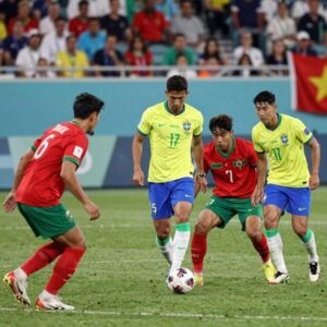 모로코와 브라질의 2026 북중미 월드컵 C조 경기 장면. 선수들이 치열하게 볼을 다투고 있다.