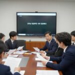 신입사원 강회장 적응기 신입사원이 강회장과 회의실에서 대화하는 모습. 밝은 분위기 속에서 문서를 보며 토론하고 있다.