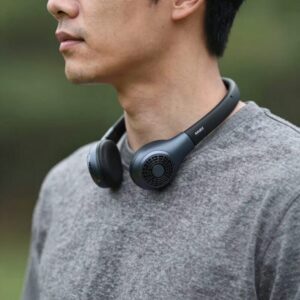오아 넥쿨러 프로를 목에 착용한 모습으로 무선 목걸이 선풍기의 사용 예시