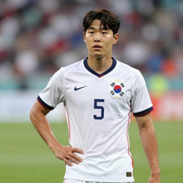 오현규 축구 선수 프로필 사진으로 유니폼을 입고 포즈를 취하고 있다