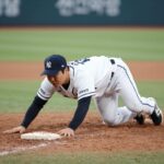 Oh Seon Woo diving to first base in the 8th inning