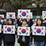대진연 뜻부터 최근 논란까지 총정리 서울 올림픽공원 개표소 앞 집회 현장에서 사람들이 모여 시위하는 모습, 팻말과 태극기가 보인다.