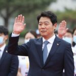 류삼영 동작구청장 후보가 선거 유세 중 손을 들어 인사하는 모습