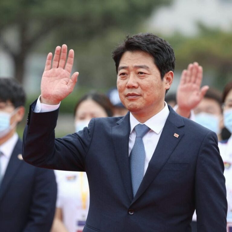 류삼영 동작구청장 후보가 선거 유세 중 손을 들어 인사하는 모습