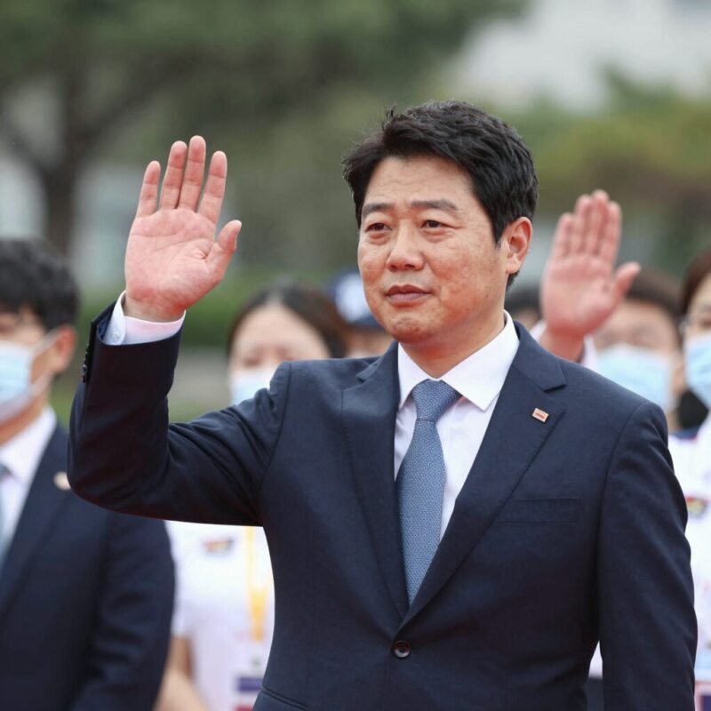 류삼영 동작구청장 후보가 선거 유세 중 손을 들어 인사하는 모습