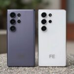 갤럭시S26 역대급 할인 신형 FE 갤럭시 S26 울트라와 FE 모델의 디자인 비교 사진. 일체형 카메라 범프와 플랫 프레임이 강조됨