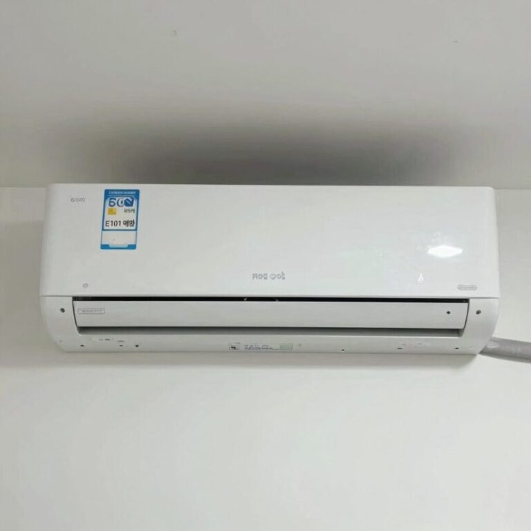 삼성 에어컨 실내기 화면에 E101 에러 코드가 깜빡이는 모습. 에러 발생 시 확인해야 할 첫 번째 포인트