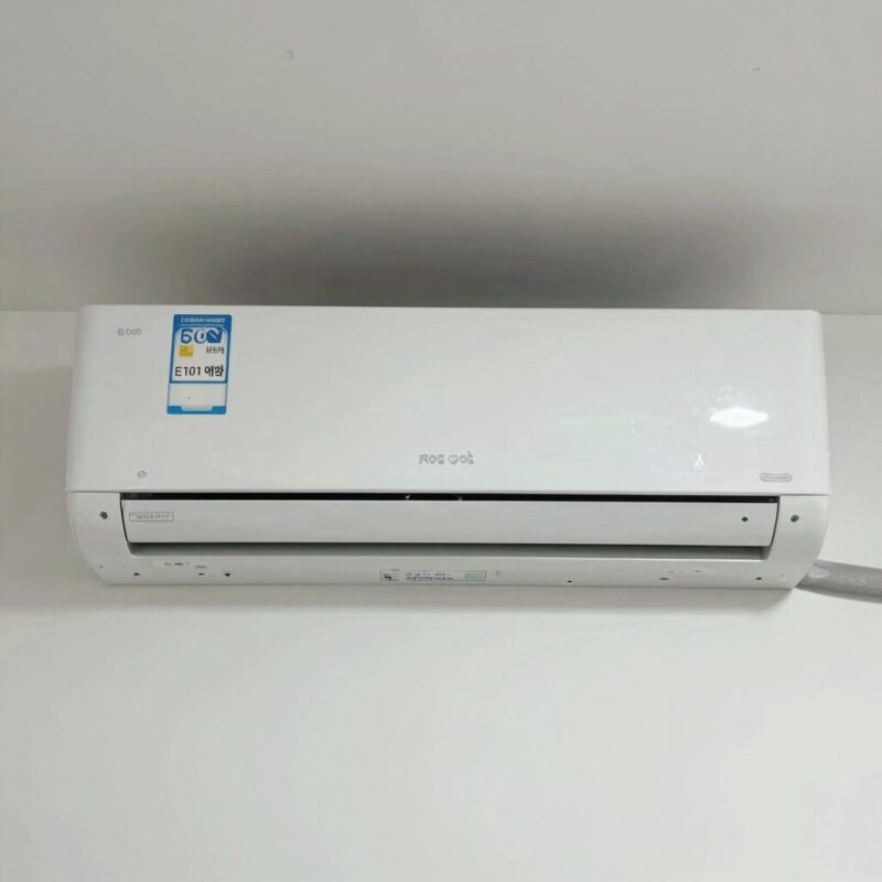 삼성 에어컨 실내기 화면에 E101 에러 코드가 깜빡이는 모습. 에러 발생 시 확인해야 할 첫 번째 포인트