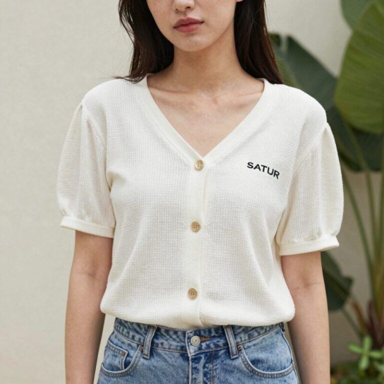 SATUR 브랜드의 여성용 반팔 가디건을 입은 모델이 여름 스타일링을 연출하고 있다