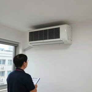 아파트 경비실 벽걸이 에어컨 설치 후 쾌적한 모습
