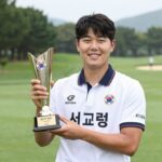 서교림이 셀트리온 퀸즈 마스터즈 우승 후 트로피를 들고 환하게 웃고 있다. 배경은 성문안CC의 그린과 갤러리.