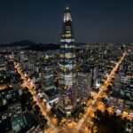 2026 잠실 신규 명소와 맛집 2026년 6월 잠실 롯데월드타워 전망대 서울스카이에서 바라본 야경, 고층 건물과 도로 불빛이 아름답게 펼쳐짐