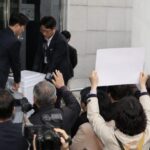 서울 송파구 잠실7동 투표소 앞에서 투표함 반출을 막는 시민들의 모습과 '재선거'를 요구하는 손팻말