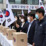 송파구 투표소 앞 투표함 반출 저지 시위 현장. 시위대가 태극기를 들고 개표 중단을 요구하고 있다.