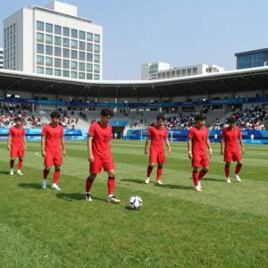 2026 FIFA 북중미 월드컵 대한민국 조별리그 경기 장면. 붉은 유니폼을 입은 한국 선수들이 경기장에서 볼을 다투고 있다.