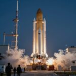 SpaceX 로켓 발사 장면과 주식 차트가 합성된 이미지