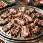 석암생소금구이 젠슨황도 반한 맛집 석암생소금구이 성수점 돌판 위에 노릇하게 구워진 돼지고기 모둠