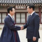 강훈식 차기 국무총리 내정자가 청와대에서 악수하고 있는 모습