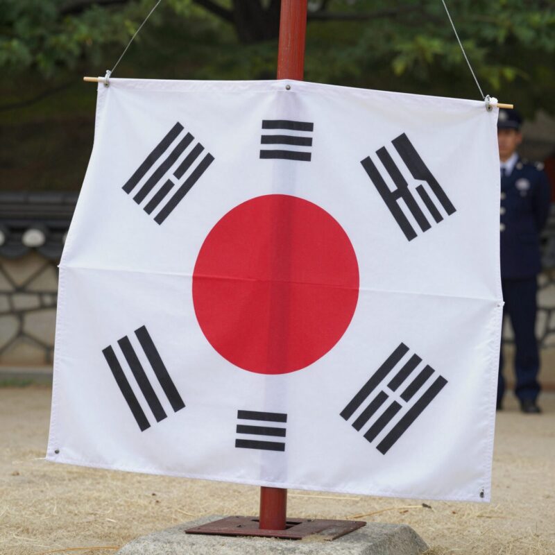 현충일 태극기 조기 게양 핵심 1 현충일 태극기 조기 게양 방법을 설명하는 이미지로, 깃대와 깃면의 위치를 보여줍니다
