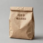 더로우 에스텔 라피아백 에스프레소 컬러 정면 모습. 심플하고 내추럴한 디자인이 돋보인다.