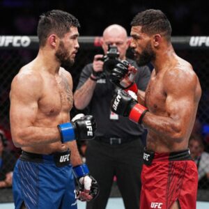 UFC 아시아 타이틀전에서 격돌하는 조슈아 반과 타이라 타츠로의 모습