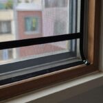 벨크로 방충망 셀프 시공 완벽 해결 벨크로 방충망을 창틀에 부착한 모습으로 찍찍이와 망이 깔끔하게 고정되어 있음