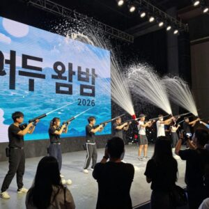 서울 워터밤 2026 무대와 관객들이 물총을 들고 즐기는 모습