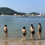 워터레깅스를 입고 푸꾸옥 해변에서 물놀이하는 모습